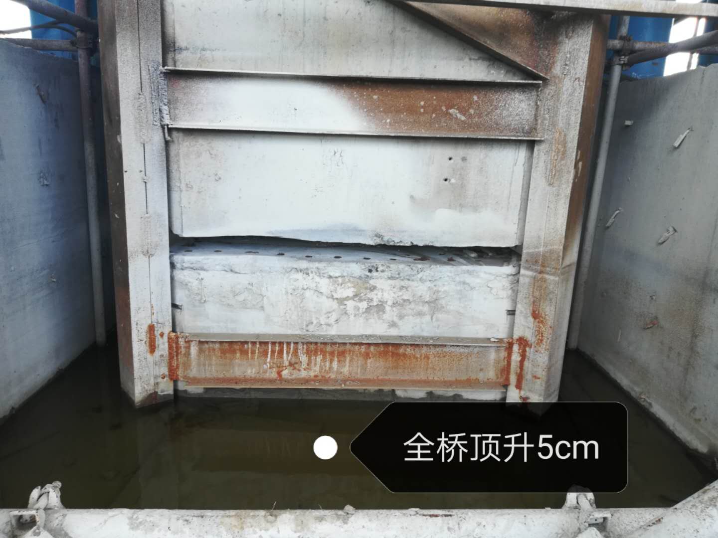 G237新万福河桥西幅老桥整体开始顶升(图14)