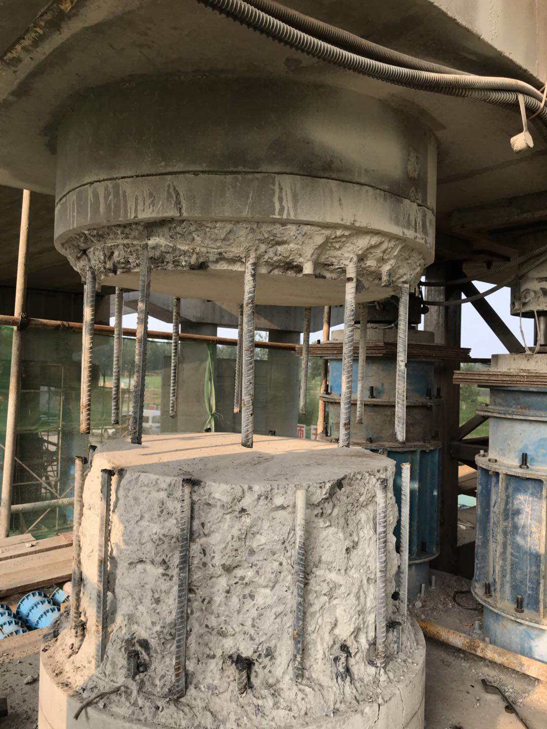 G237新万福河桥西幅老桥整体开始顶升(图16)