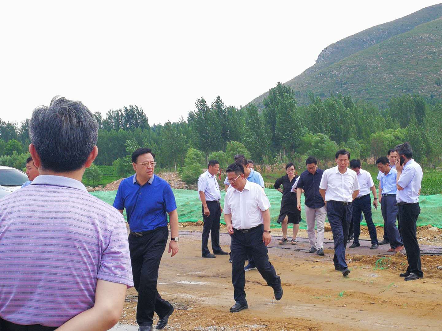 闫剑波调研圣源大道提升改造工程建设情况(图1) 闫剑波调研圣源大道提升改造工程建设情况(图1)