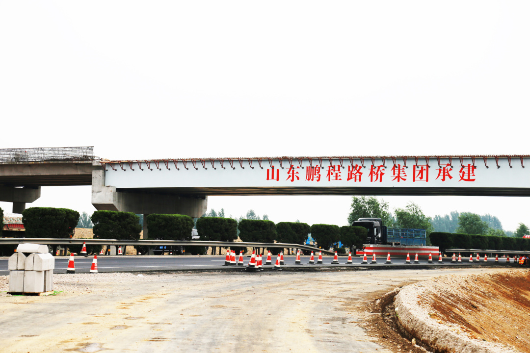 曲阜东互通立交工程紧张施工中(图1) 曲阜东互通立交工程紧张施工中(图1)