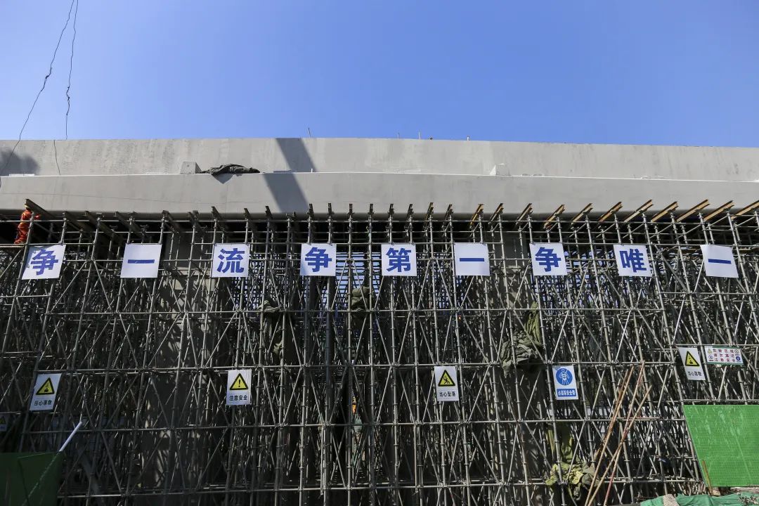 加班加点保进度，施工防疫两手抓(图2)