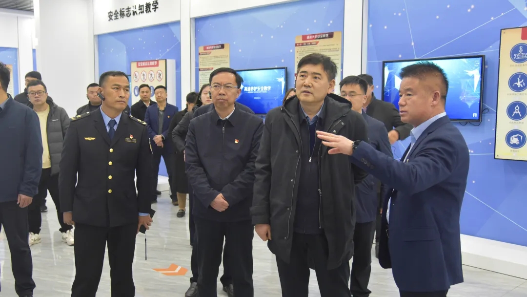 党建引领聚合力 联盟共建促发展——省交通运输厅工程建设事务中心张刚一行到济邹高速项目开展山东质监党建联盟暨“四送”活动(图1)