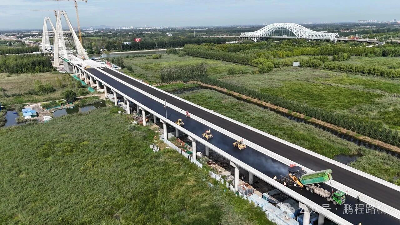 济邹高速跨京杭运河特大桥段沥青摊铺全面启动(图1)